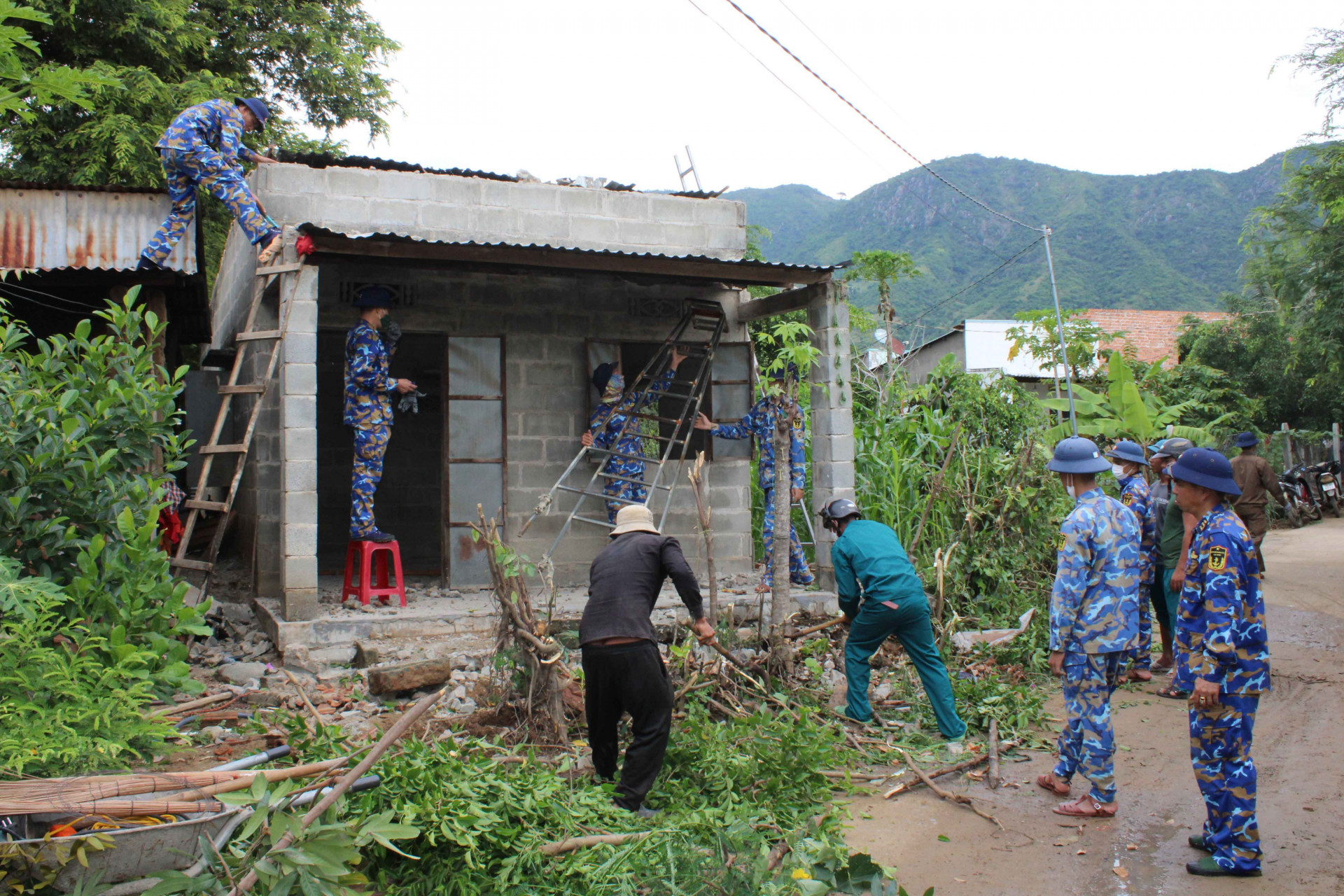 Cán bộ, chiến sĩ Lữ đoàn 957 sửa chữa nhà cho hộ nghèo của xã Cam Thịnh Tây