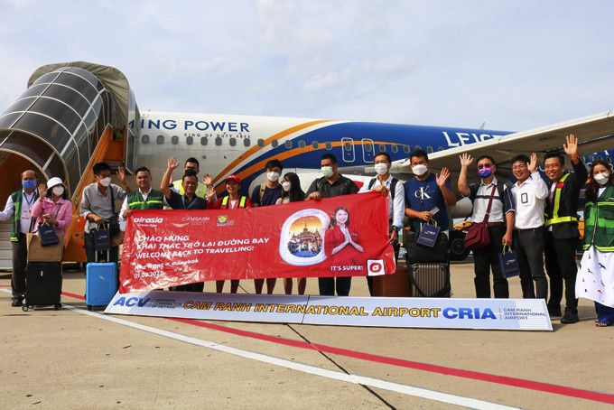 Du khách Thái Lan đến Cam Ranh trên chuyến bay của Hãng hàng không  Thai AirAsia vào tháng 8-2022.