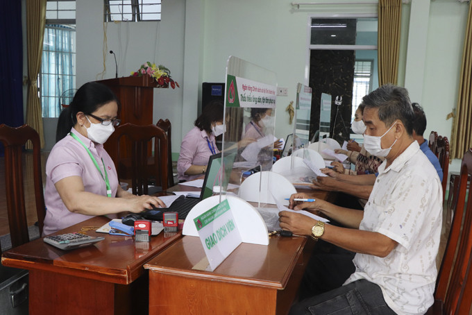 Các tổ trưởng tổ tiết kiệm và vay vốn ở phường Phước Tân (TP. Nha Trang) giao dịch với Ngân hàng Chính sách xã hội tỉnh.
