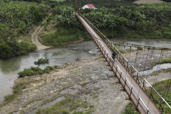 Cầu treo nối từ đội 6, thôn Hòn Dù về trung tâm xã Khánh Nam.