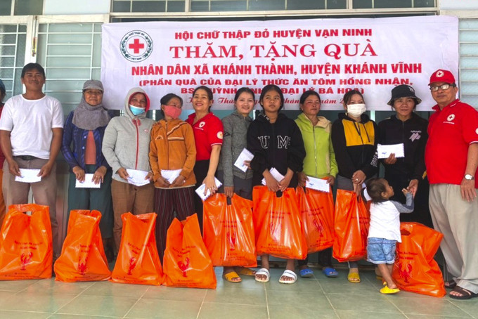 Đại diện Hội Chữ thập đỏ huyện Vạn Ninh trao quà  cho người dân xã Khánh Thành.