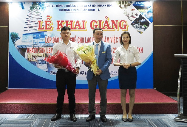 Học viên tặng hoa cho lãnh đạo Trường Trung cấp Kinh tế Khánh Hòa và đại diện Khách sạn Lamore Nha Trang. 