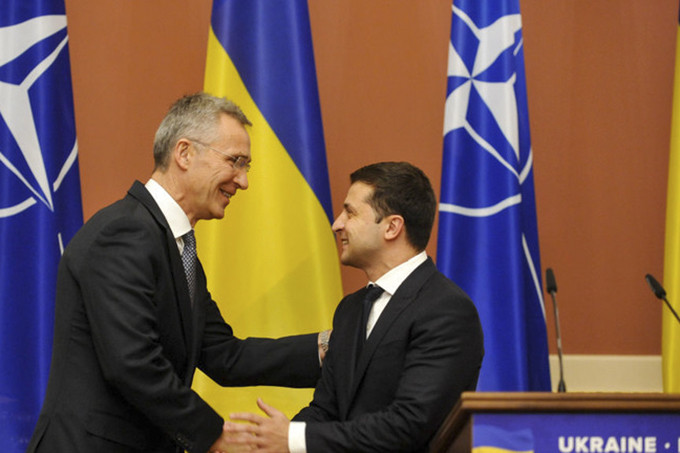 Tổng thư ký NATO Jens Stoltenberg (bên trái) và Tổng thống Ukraine Volodymyr Zelensky gặp gỡ tại Ukraine năm 2019. Ảnh: Getty Images 