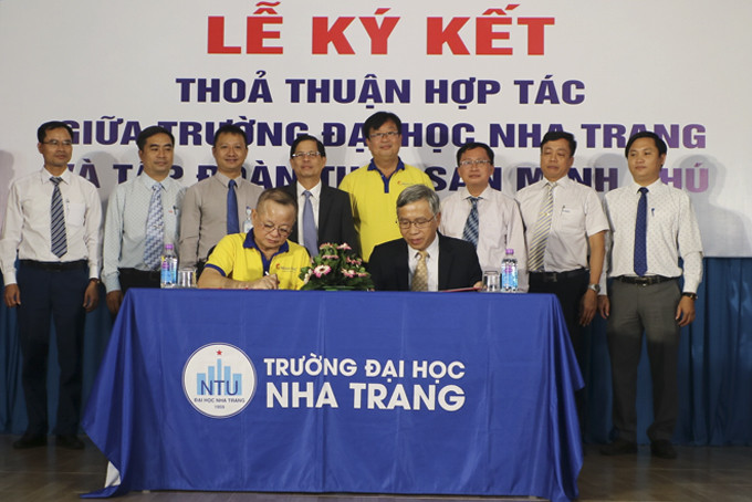 Lãnh đạo Tập đoàn Thủy sản Minh Phú và Trường Đại học Nha Trang ký kết hợp tác đào tạo nhân lực ngành Thủy sản vào tháng 5-2022. 