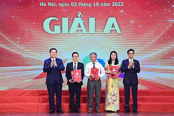 Trưởng ban Tuyên giáo Trung ương Nguyễn Trọng Nghĩa và Phó Thủ tướng Vũ Đức Đam trao giải A cho các tác giả, nhà xuất bản.