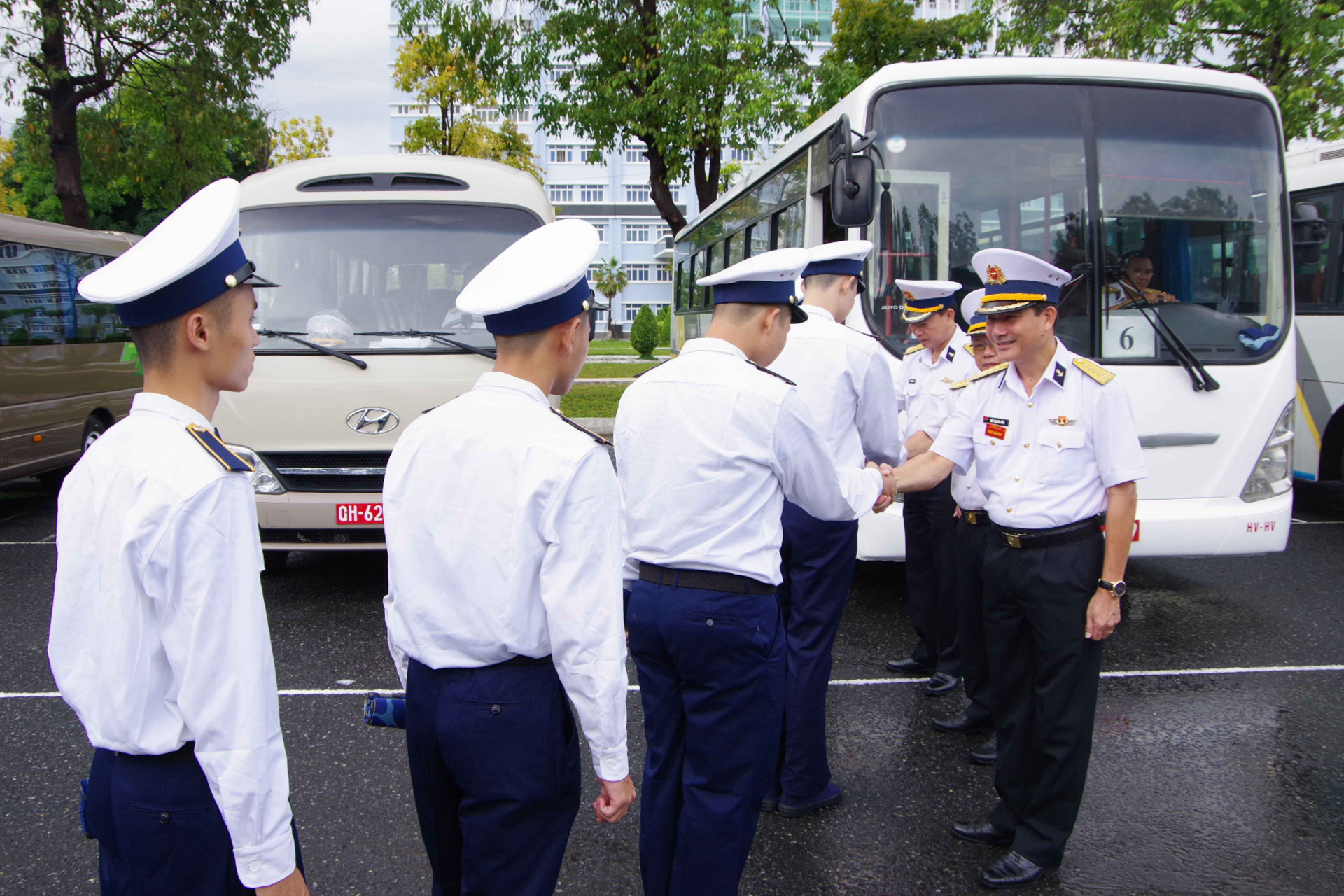 Các học viên lên đường thực hiện nhiệm vụ đào tạo tại Vùng 4 Hải quân