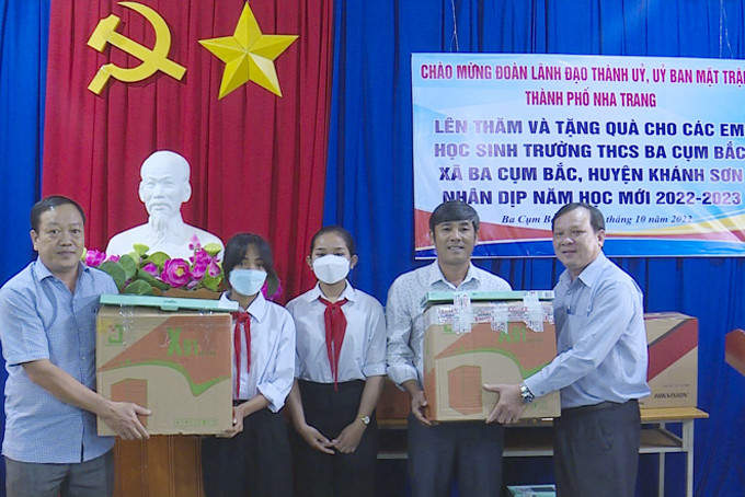 Lãnh đạo TP. Nha Trang trao máy tính cho Trường THCS Ba Cụm Bắc.