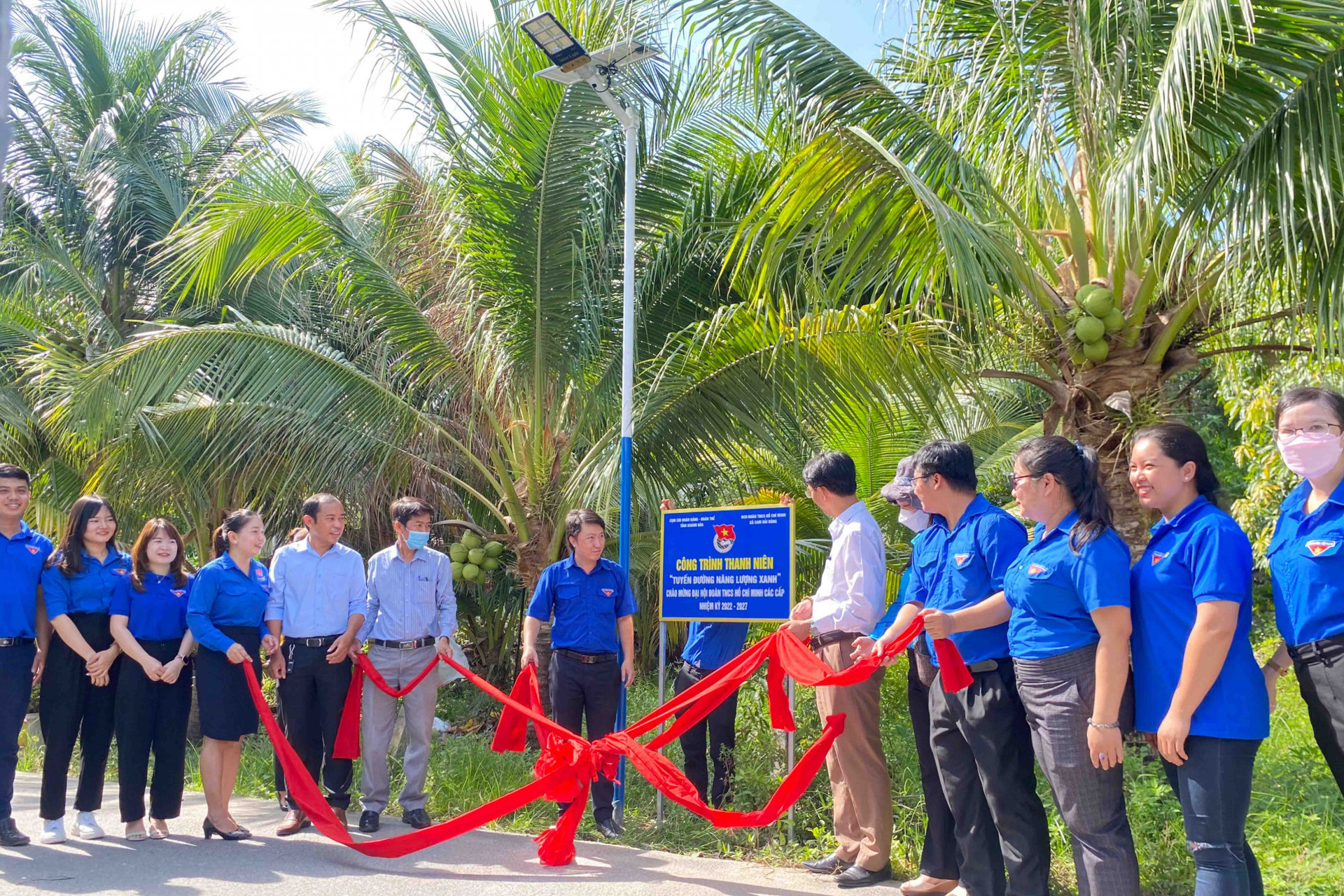 Đoàn Khối các cơ quan tỉnh cùng Huyện đoàn Cam Lâm thực hiện công trình thanh niên Thắp sáng đường quê bằng năng lượng xanh