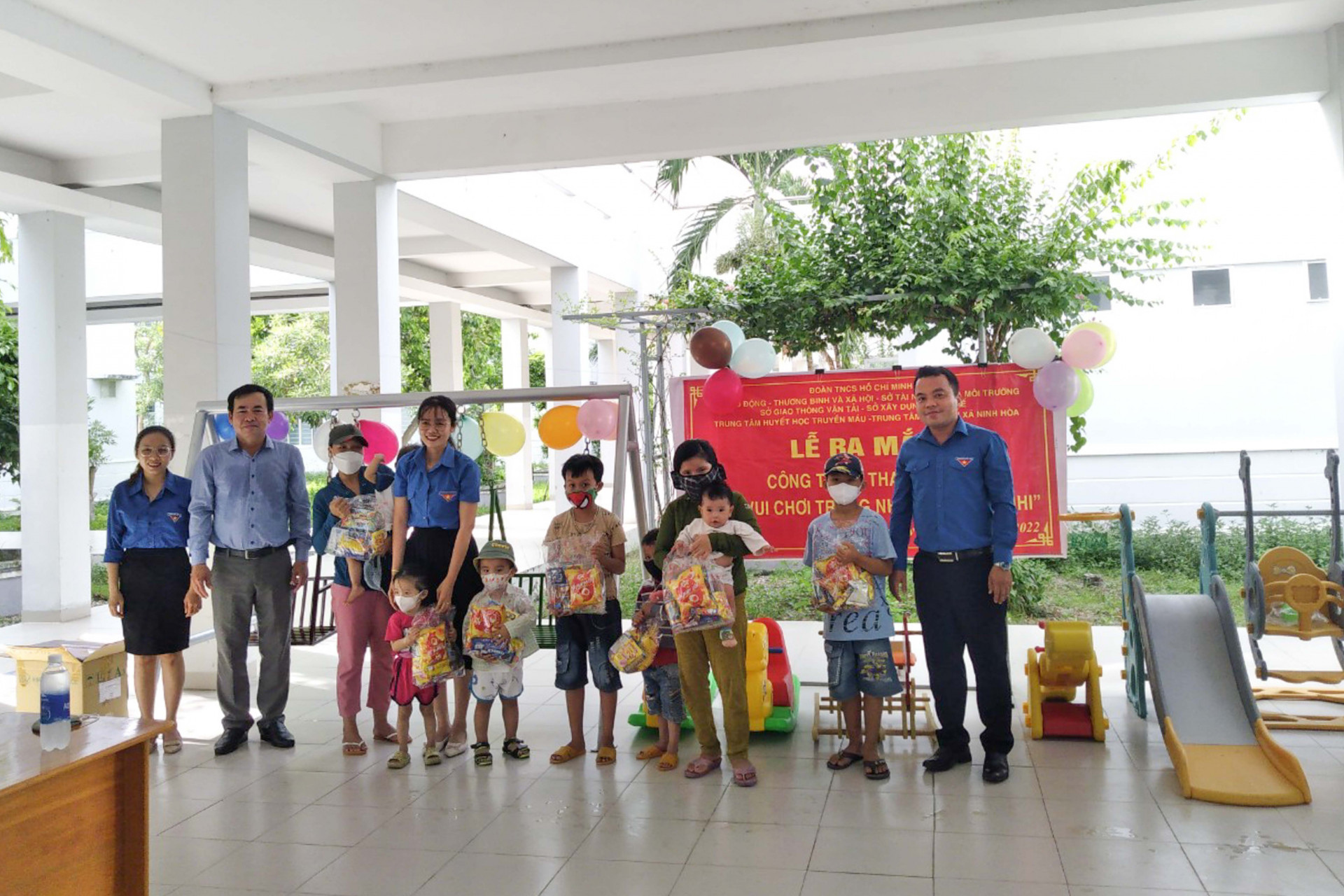 Các cơ sở đoàn thuộc Đoàn Khối các cơ quan tỉnh thực hiện khu vui chơi trong nhà cho bệnh nhi tại Trung tâm y tế thị xã Ninh Hoà
