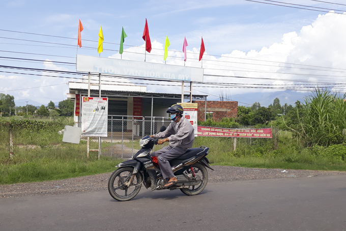 Cần thay mới bảng tên trên cổng chào