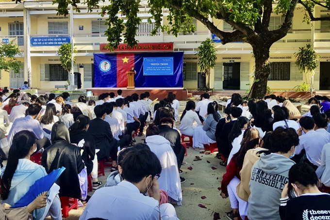 Truyền thông về chăm sóc sức khỏe sinh sản cho học sinh Trường THPT Nguyễn Huệ (huyện Cam Lâm).