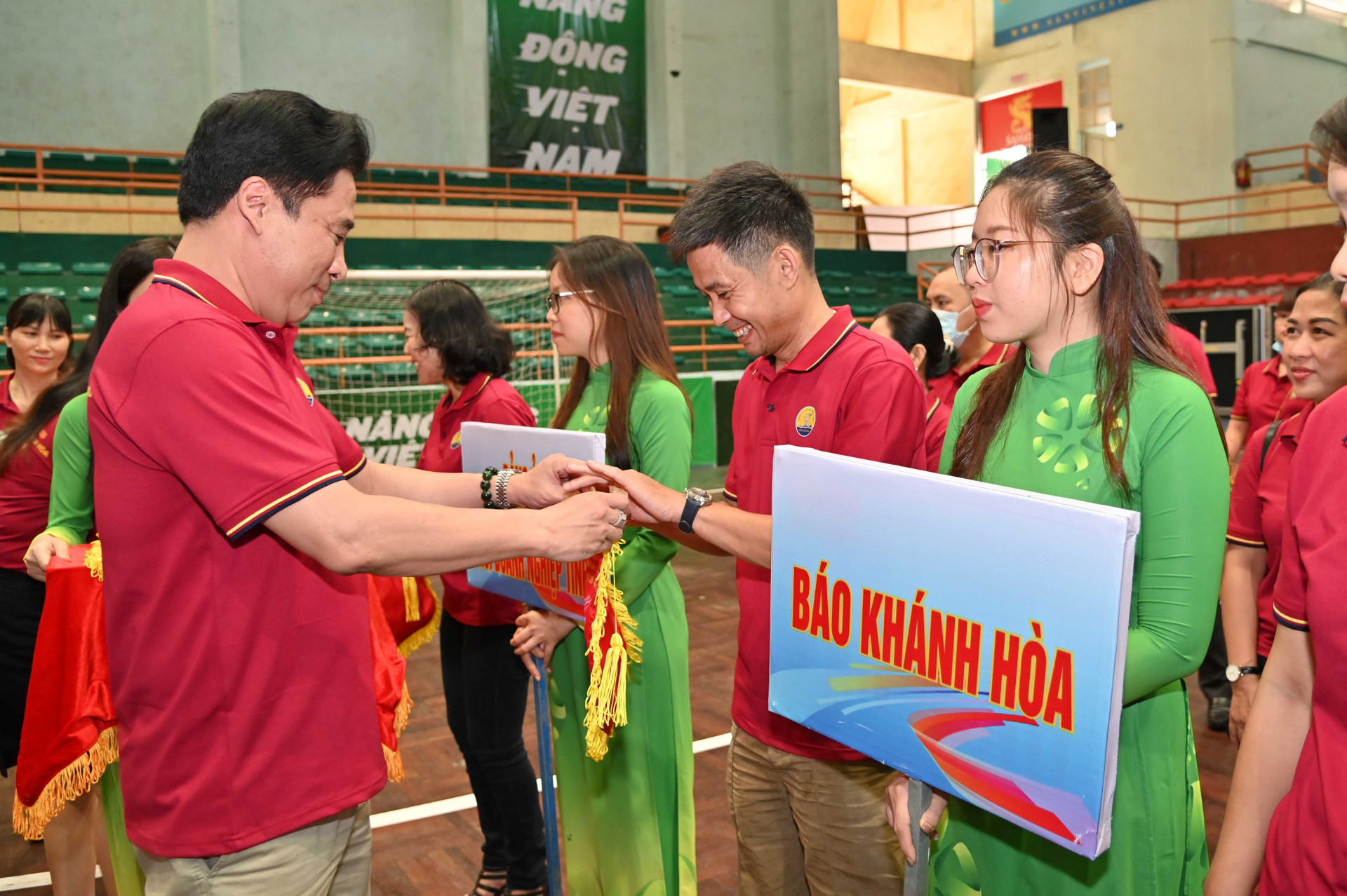 Đồng chí Nguyễn Khắc Toàn trao cờ lưu niệm cho các đoàn vận động viên