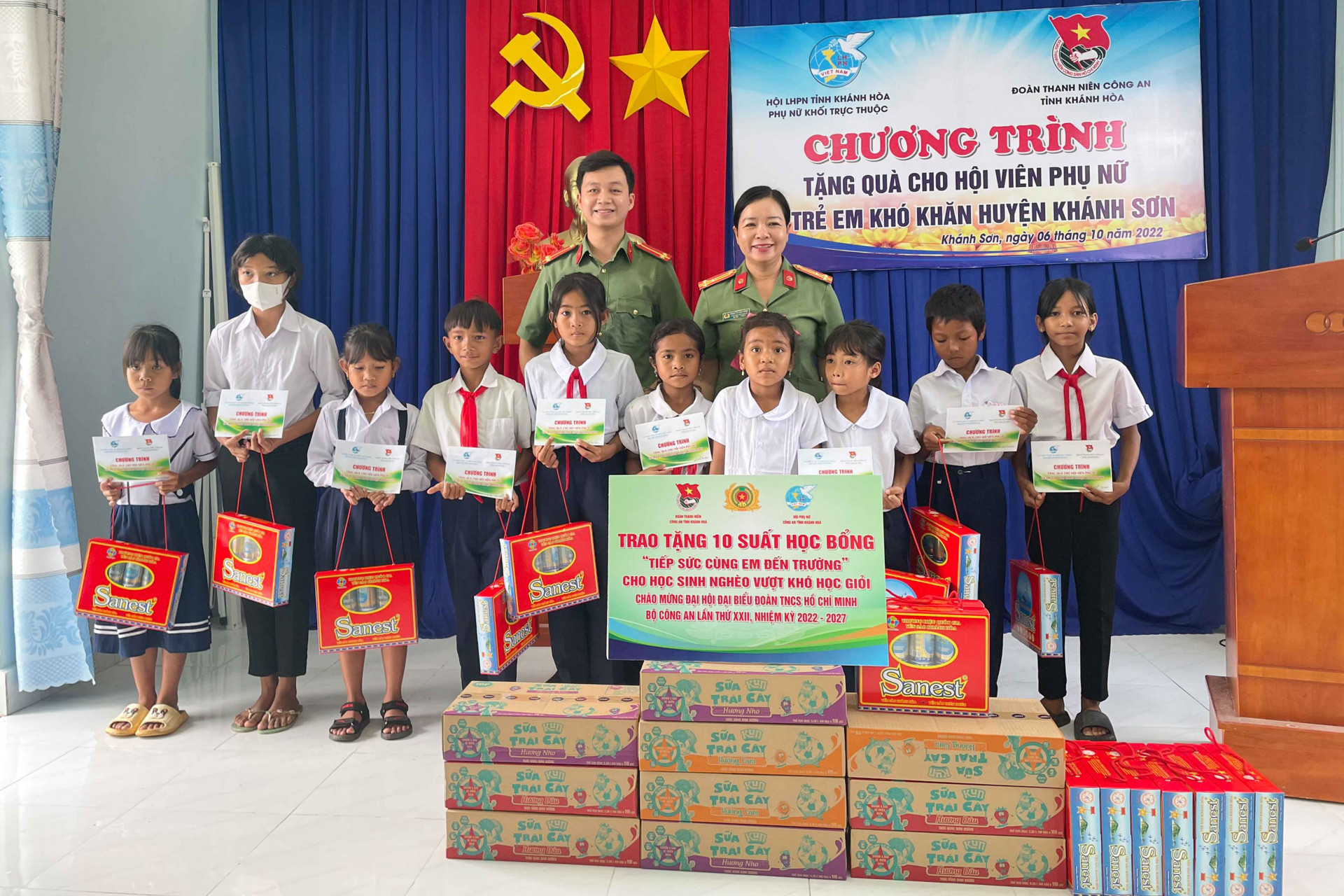Các đơn vị trao quà hỗ trợ học sinh nghèo vượt khó huyện Khánh Sơn