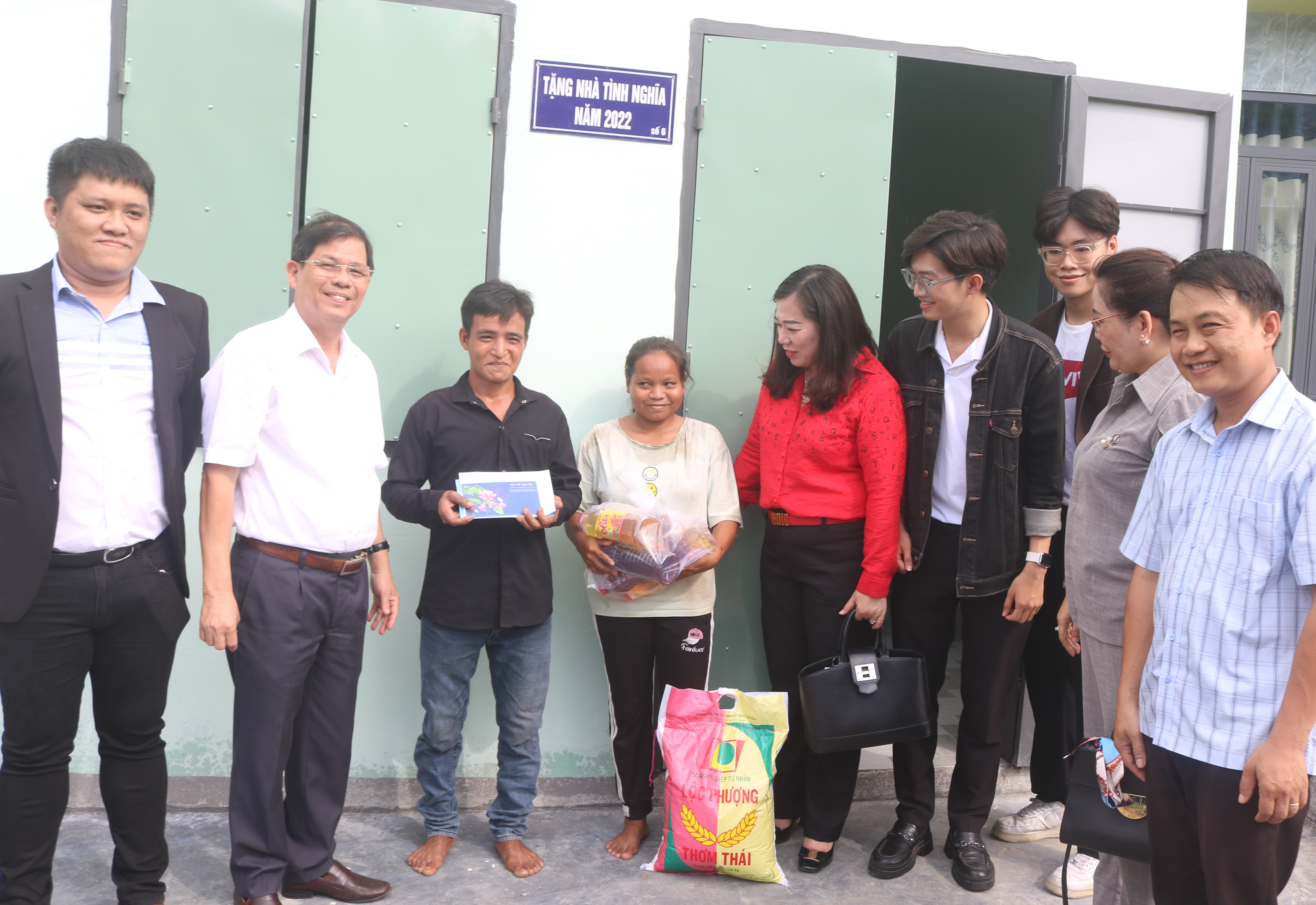 Chủ tịch UBND tỉnh Nguyễn Tấn Tuân trao tặng nhà tình nghĩa cho hộ nghèo xã Khánh Nam