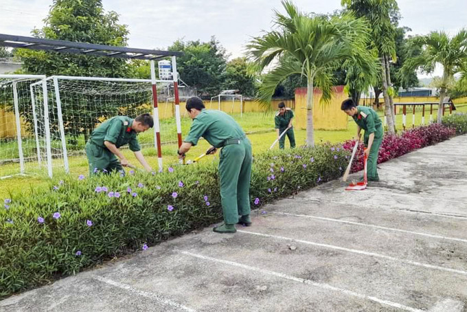  Cán bộ, chiến sĩ chăm sóc vườn hoa, cây cảnh.