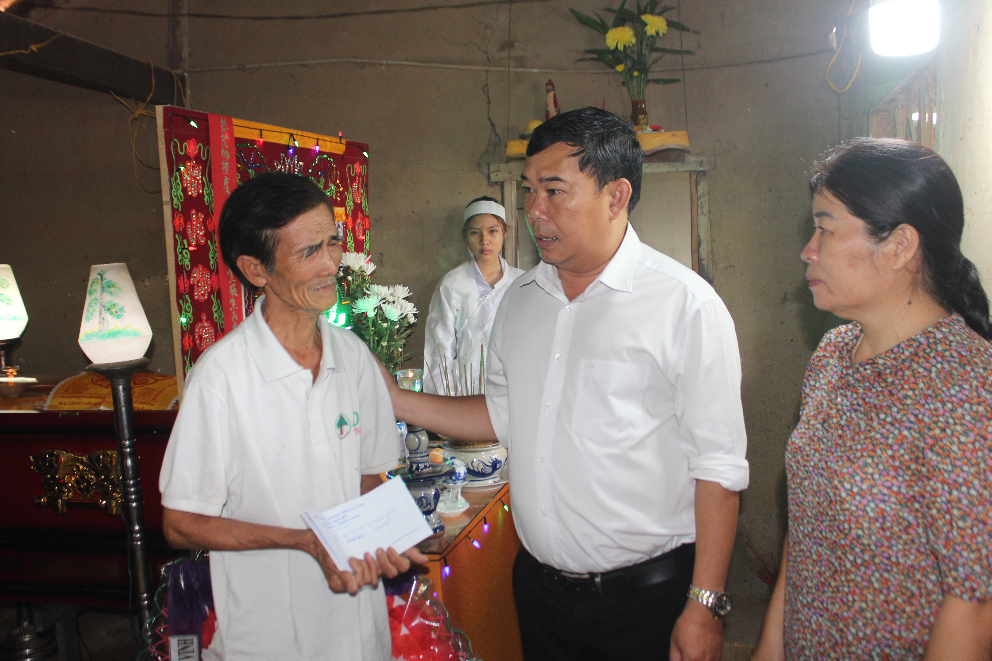 Thăm, động viên gia đình 2 học sinh bị tử vong do tai nạn giao thông ở Ninh Hòa