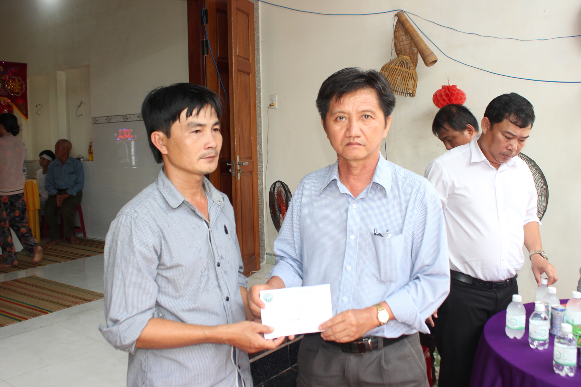 Đại diện Trường Trung cấp nghề Ninh Hòa trao hỗ trợ cho gia đình học sinh N.T.A.T.