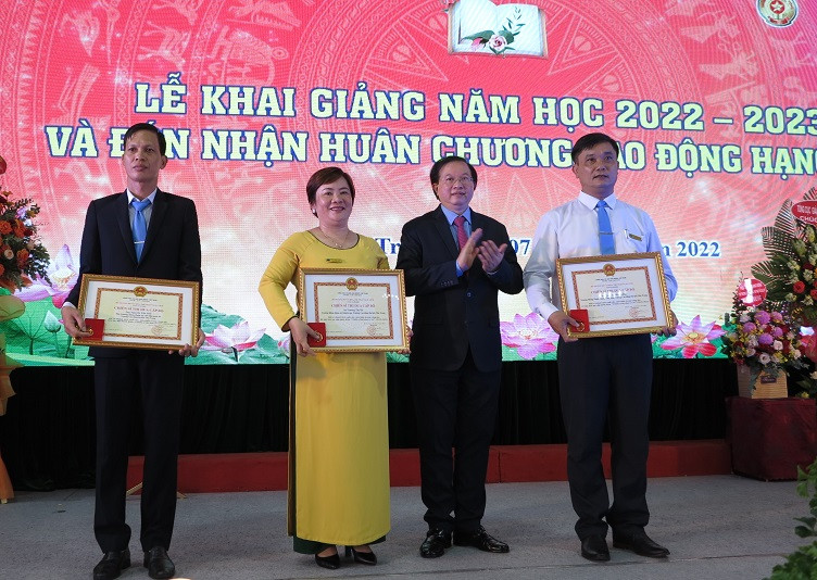 Ông Tạ Quang Đông trao tặng danh hiệu “Chiến sĩ thi đua cấp Bộ” năm 2021 cho 3 cá nhân của trường. 