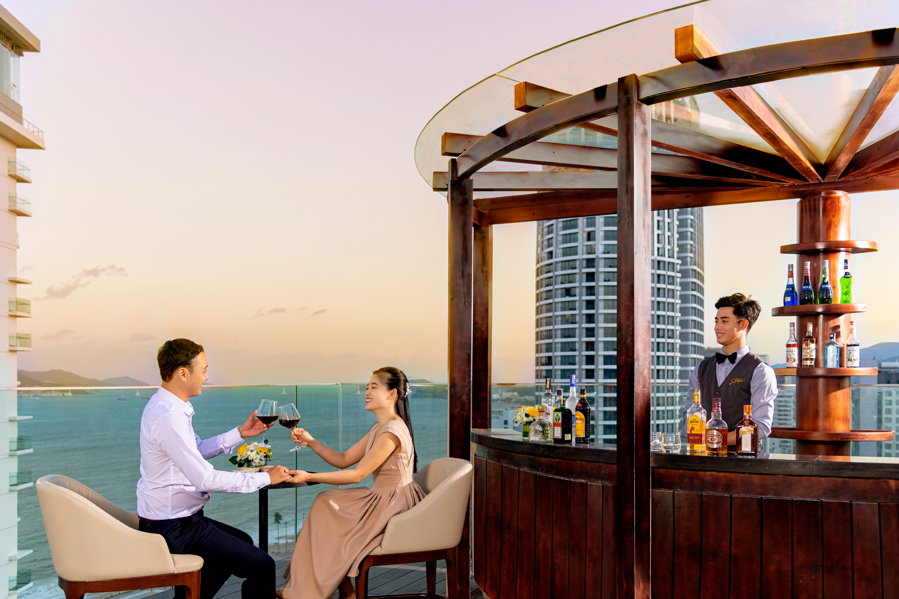 Khách sạn Potique mở lại Blue Bar