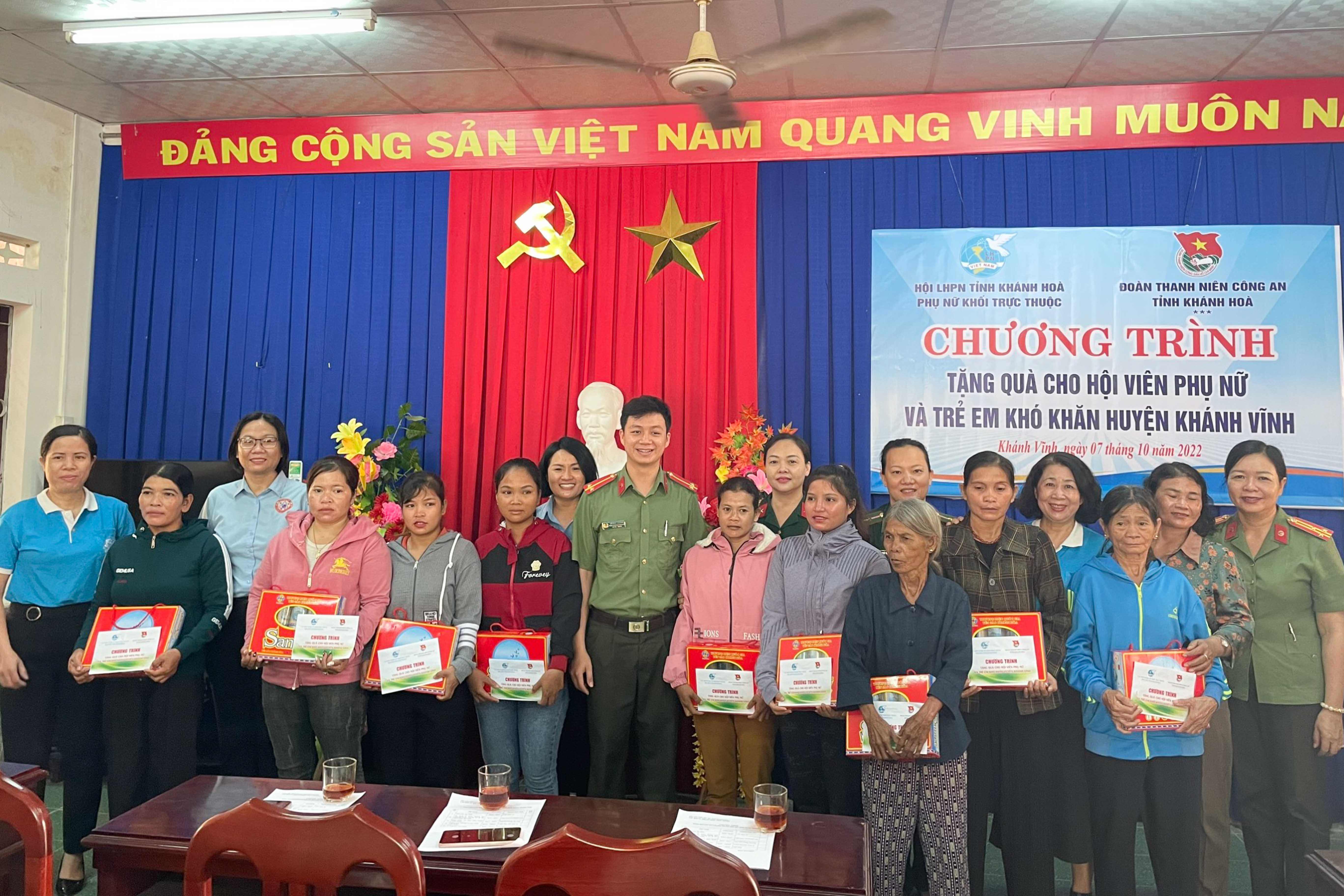 Trao quà và học bổng cho phụ nữ, học sinh khó khăn huyện Khánh Vĩnh