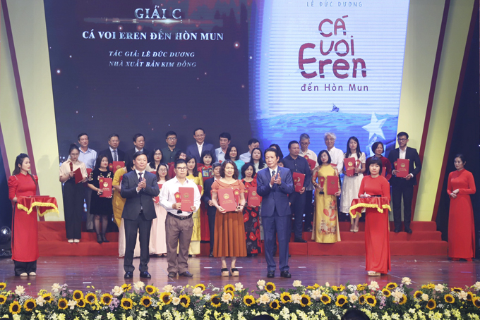 Nhà văn Lê Đức Dương nhận giải tại lễ trao Giải thưởng sách quốc gia lần thứ 5.