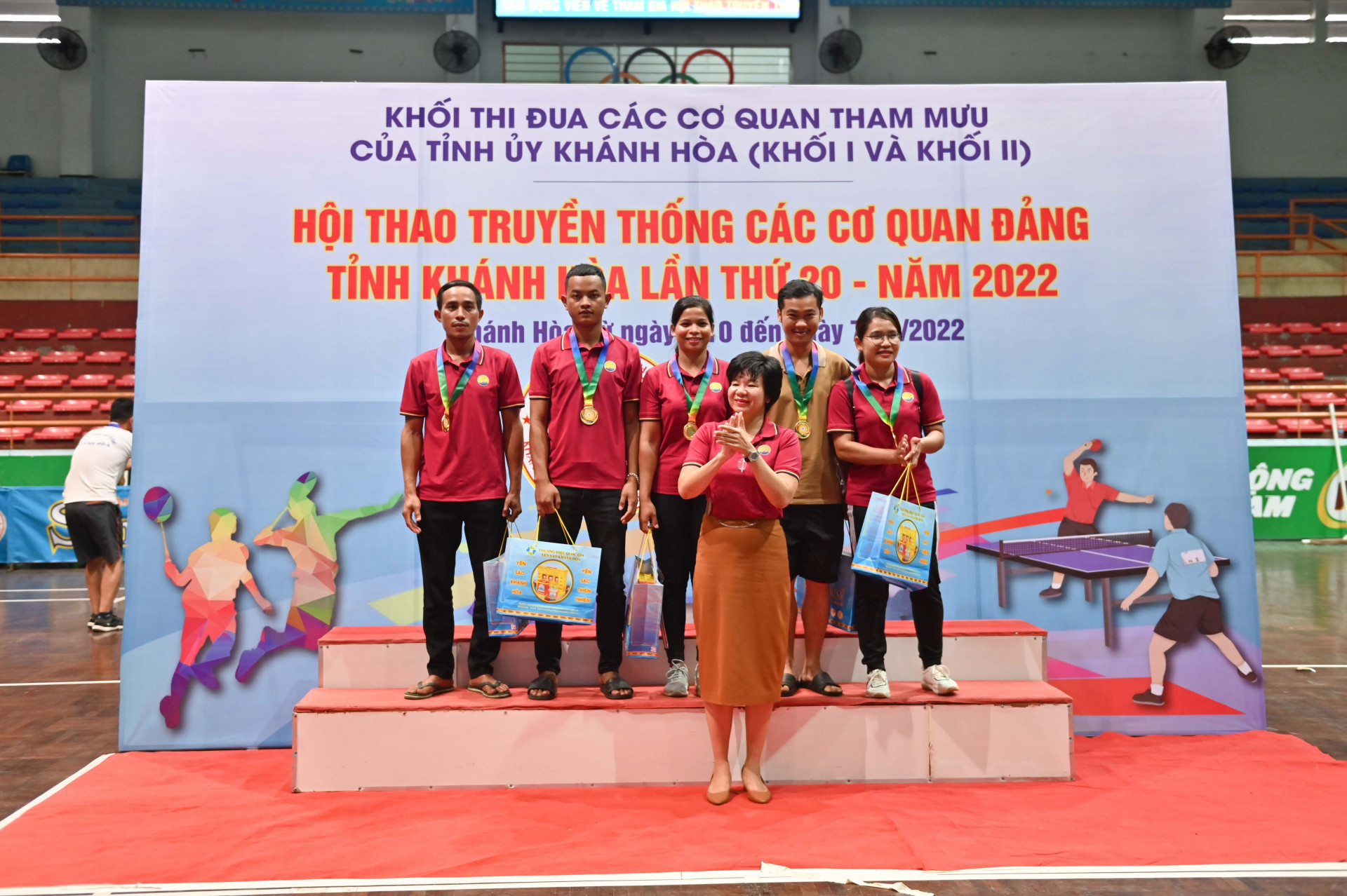 Khanh Son District Party Committee win first prize in sack jumping relay