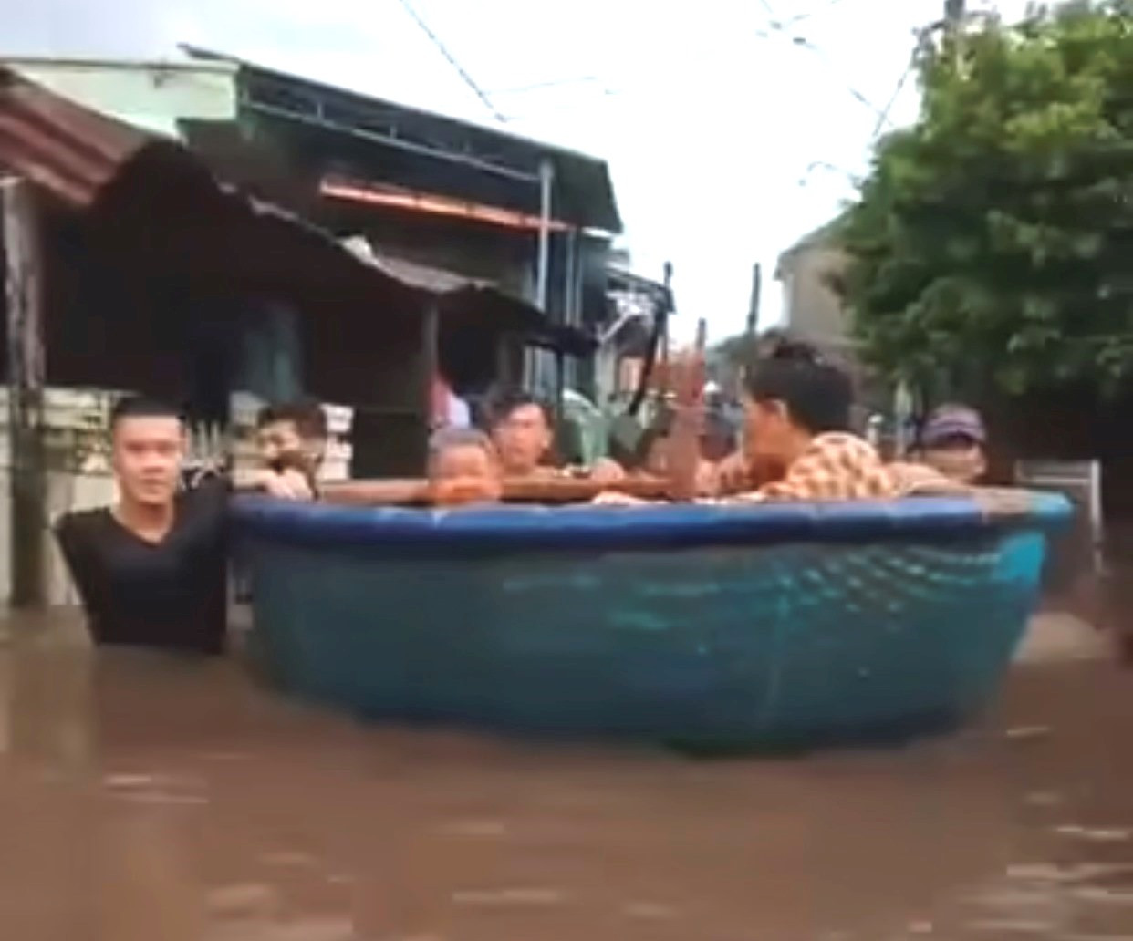 Người dân thôn Khải Lương dùng thuyền thúng để đưa người già đến nơi tránh trú.