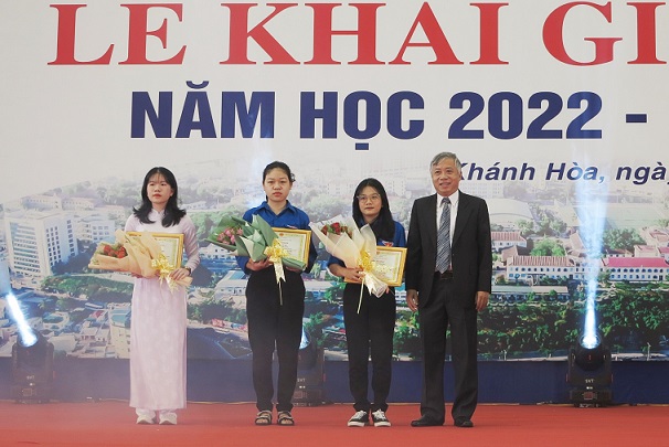 PGS.TS Trang Sĩ Trung – Hiệu trưởng Trường Đại học Nha Trang khen thưởng cho các sinh viên có kết quả tuyển sinh đầu vào cao. 