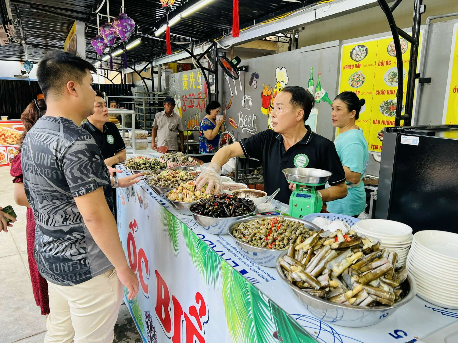 Gian hàng chuyên bán ốc tại Làng ẩm thực Nha Trang