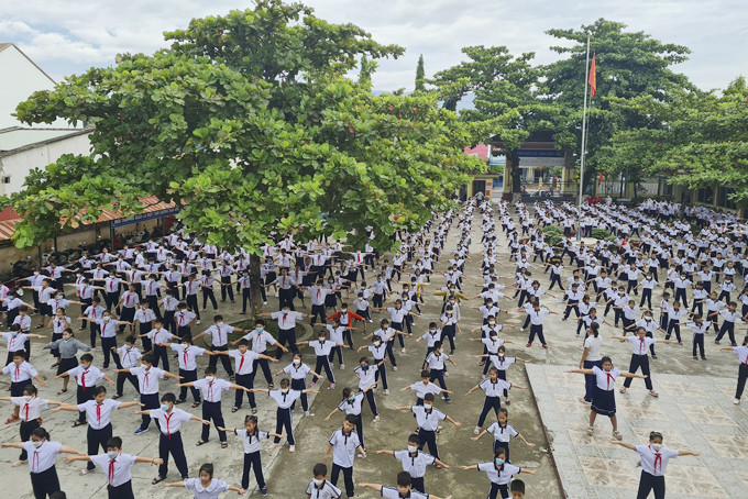 Học sinh Trường Tiểu học thị trấn 1 Diên Khánh (huyện Diên Khánh) tập thể dục buổi sáng.