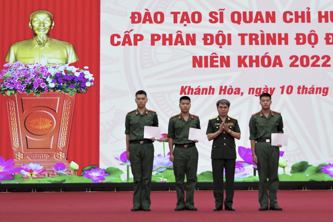 Lãnh đạo nhà trường biểu dương, trao thưởng cho học viên.