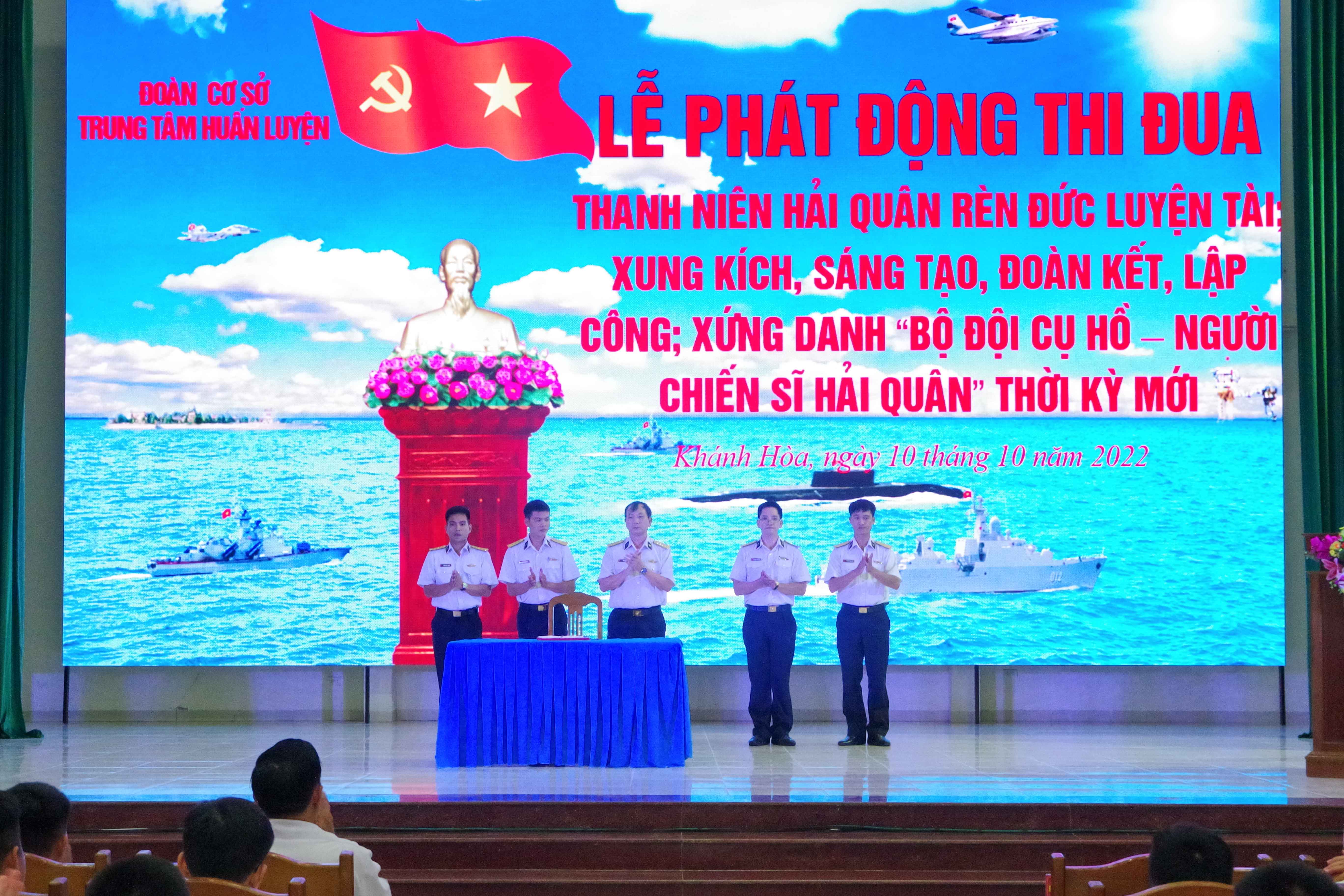 Đoàn cơ sở Trung tâm Huấn luyện Vùng 4 Hải quân: Tổ chức phát động thi đua và toạ đàm thanh niên