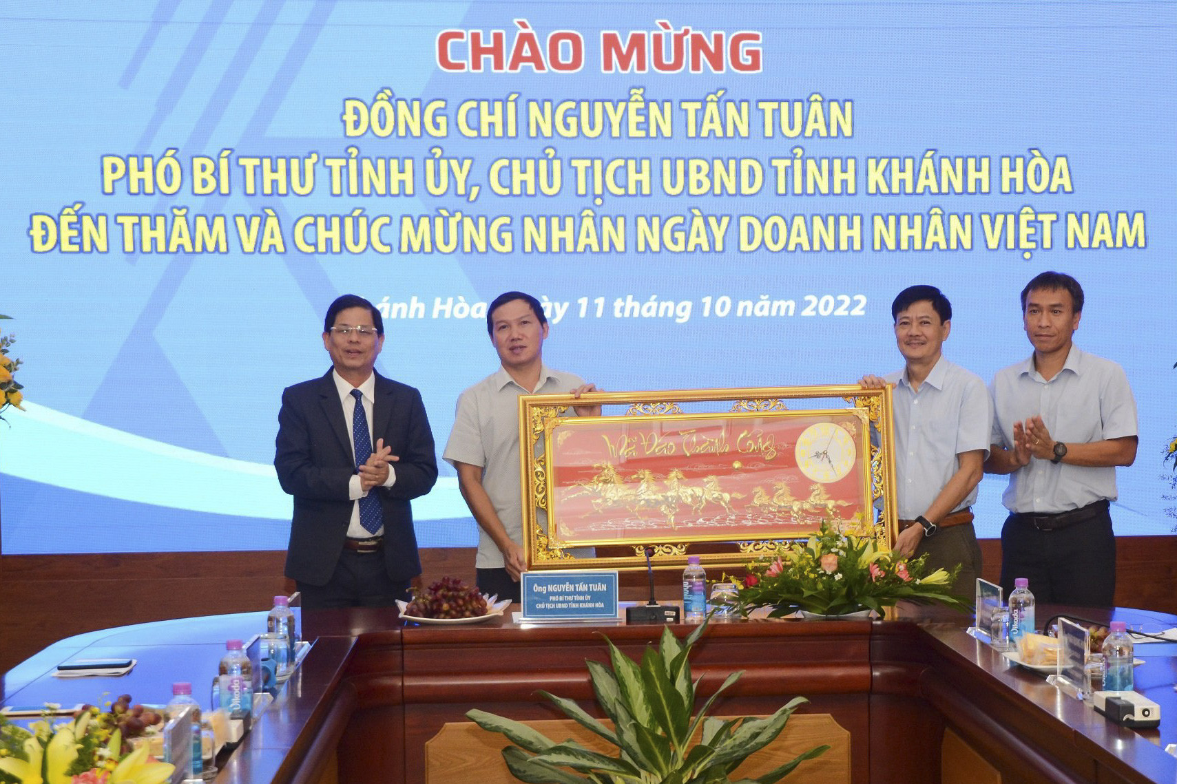 Ông Nguyễn Tấn Tuân tặng quà chúc mừng Tổng Công ty Khánh Việt.