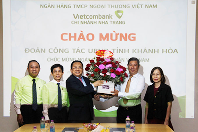 Ông Lê Hữu Hoàng  tặng hoa chúc mừng tập thể lãnh đạo Vietcombank Nha Trang.