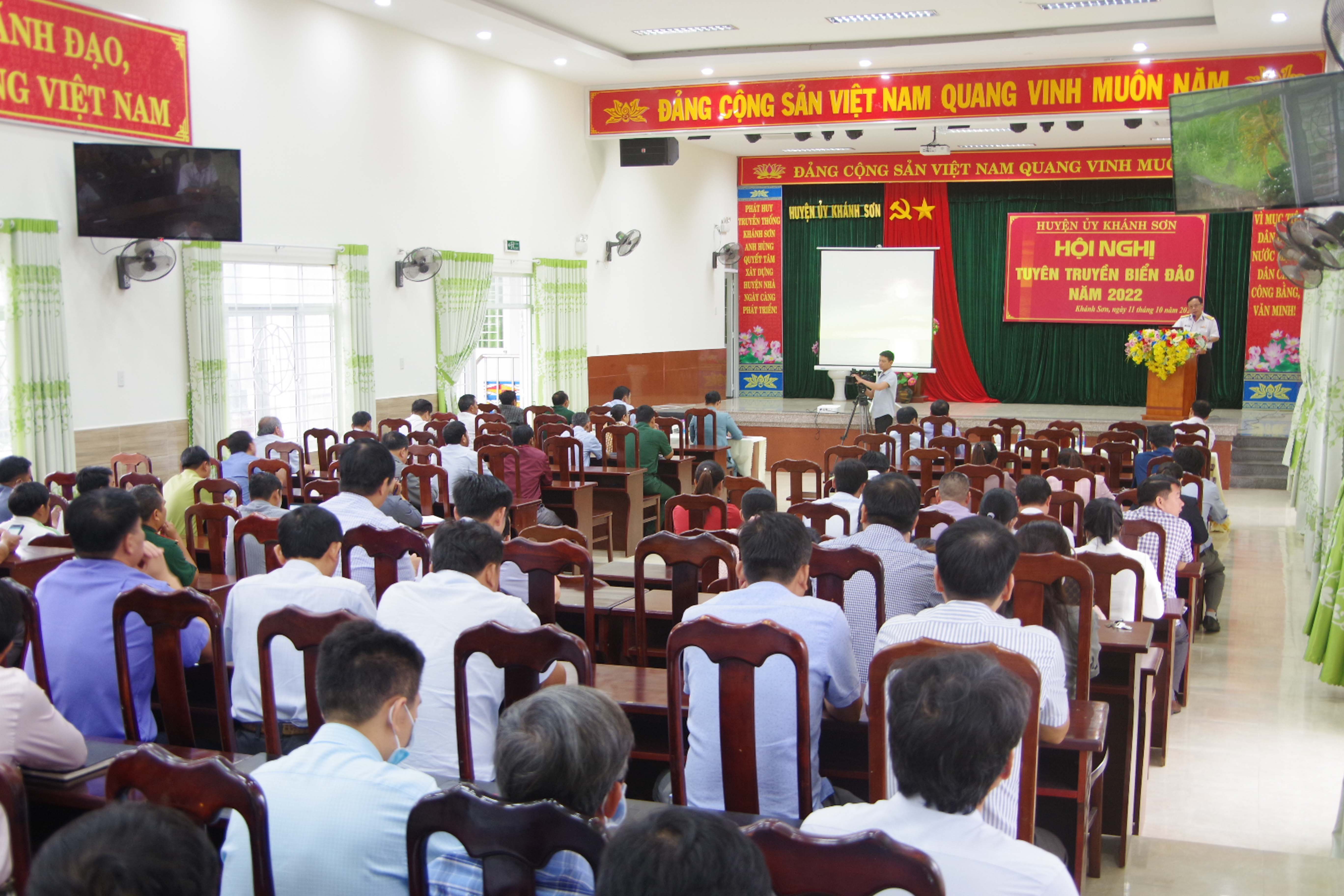 Tuyên truyền về biển đảo cho hơn 100 cán bộ huyện Khánh Sơn