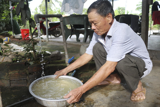 Nước sinh hoạt tại gia đình ông Phạm Quang Đông (thôn Vạn Thuận) chiều 10-10. 