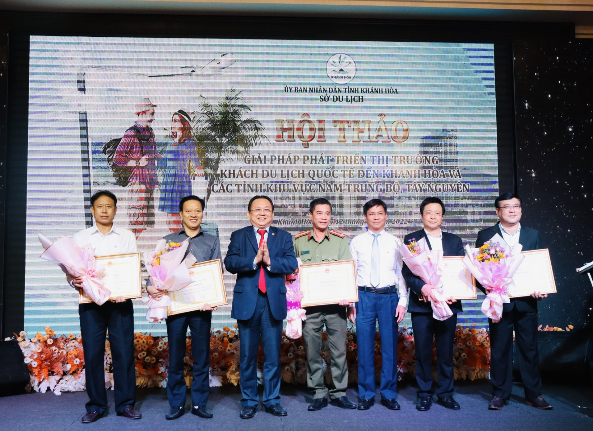 Phó Chủ tịch Thường trực UBND tỉnh Lê Hữu Hoàng tặng bằng khen cho các tập thể.