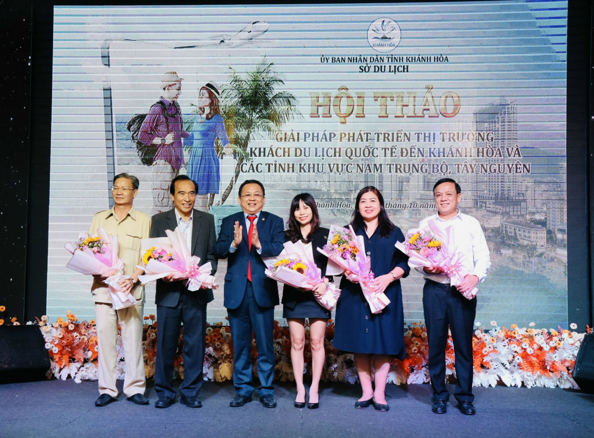 Phó Chủ tịch Thường trực UBND tỉnh Khánh Hòa tặng hoa cho các lãnh đạo Hiệp hội Du lịch các tỉnh khu vưc Nam Trung Bộ và Tây Nguyên