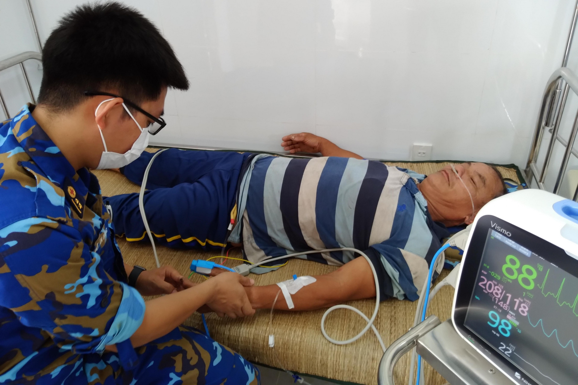 Quân y đảo Sinh Tồn thăm khám sức khỏe cho bệnh nhân