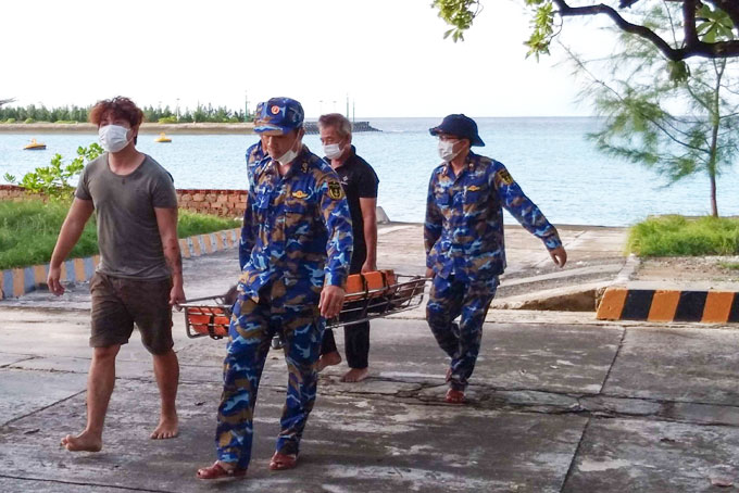 Ngư dân được đưa vào đảo Sinh Tồn cấp cứu.