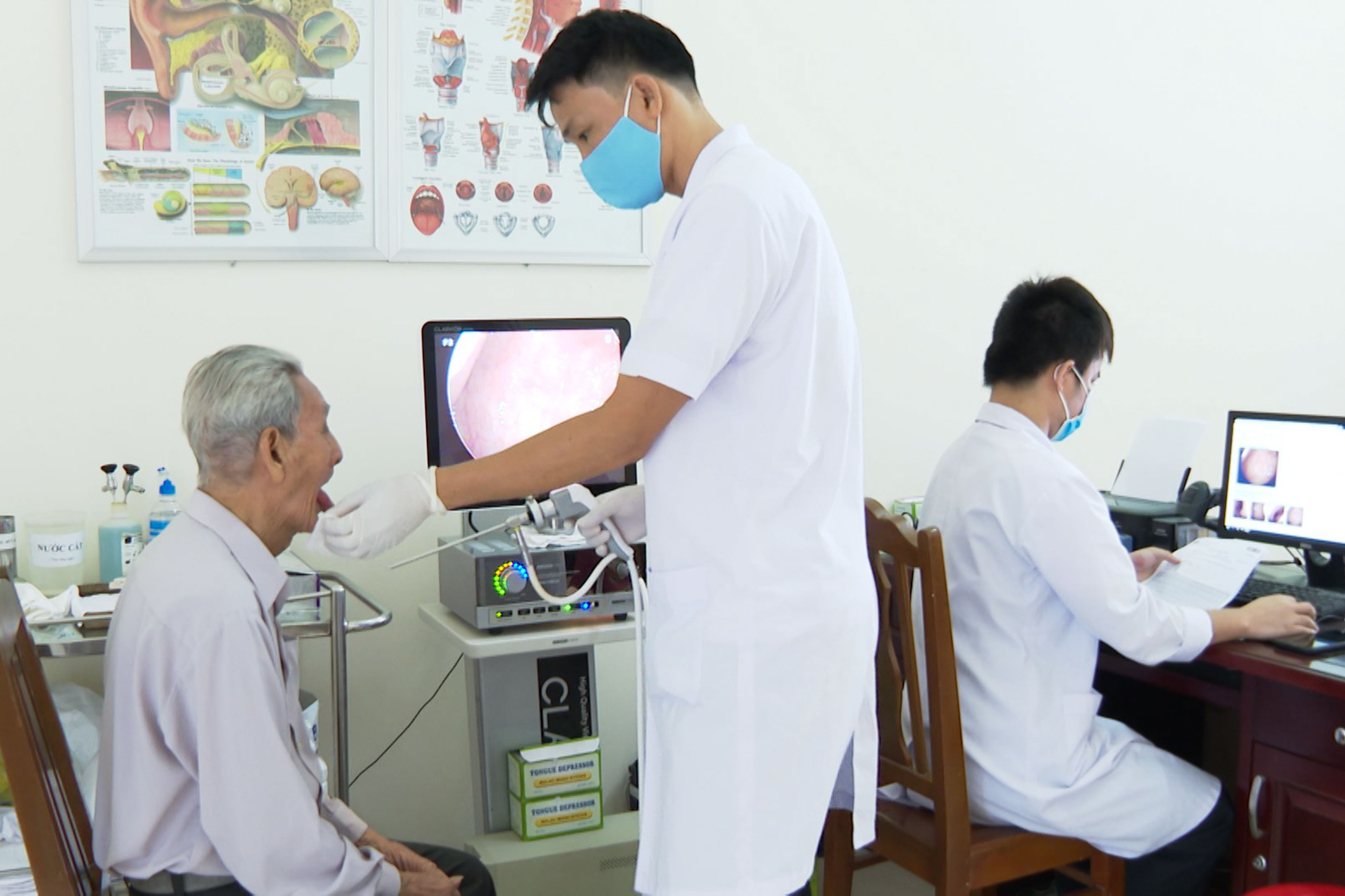 Vùng 4 Hải quân: Khám bệnh miễn phí cho người dân phường Cam Nghĩa