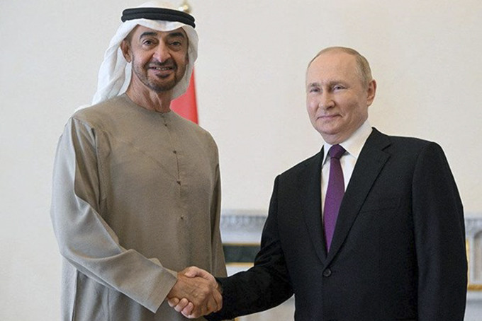 Tổng thống Vladimir Putin và người đồng cấp UAE Mohammed bin Zayed Al Nahyan. (Nguồn: atalayar.com)