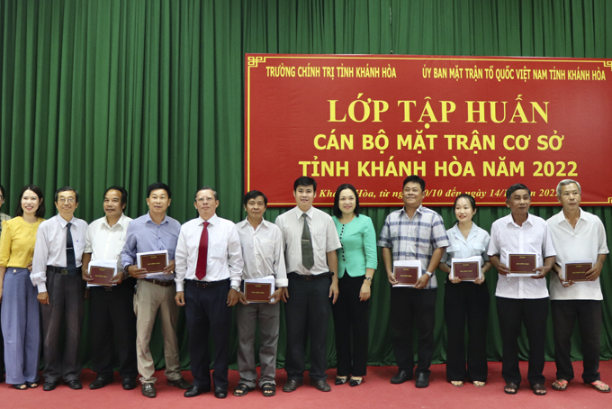 Lãnh đạo UBMTTQ Việt Nam tỉnh và Trường Chính trị tỉnh  trao giấy chứng nhận cho các học viên.