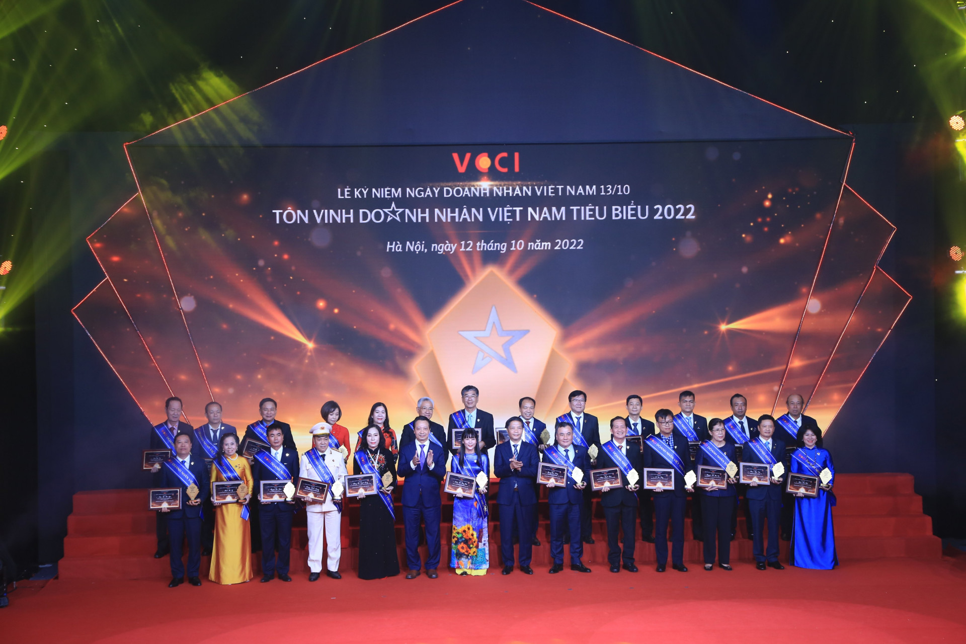 Bà Trịnh Thị Hồng Vân cùng các doanh nhân nhận danh hiệu  "Doanh nhân Việt Nam tiêu biểu "