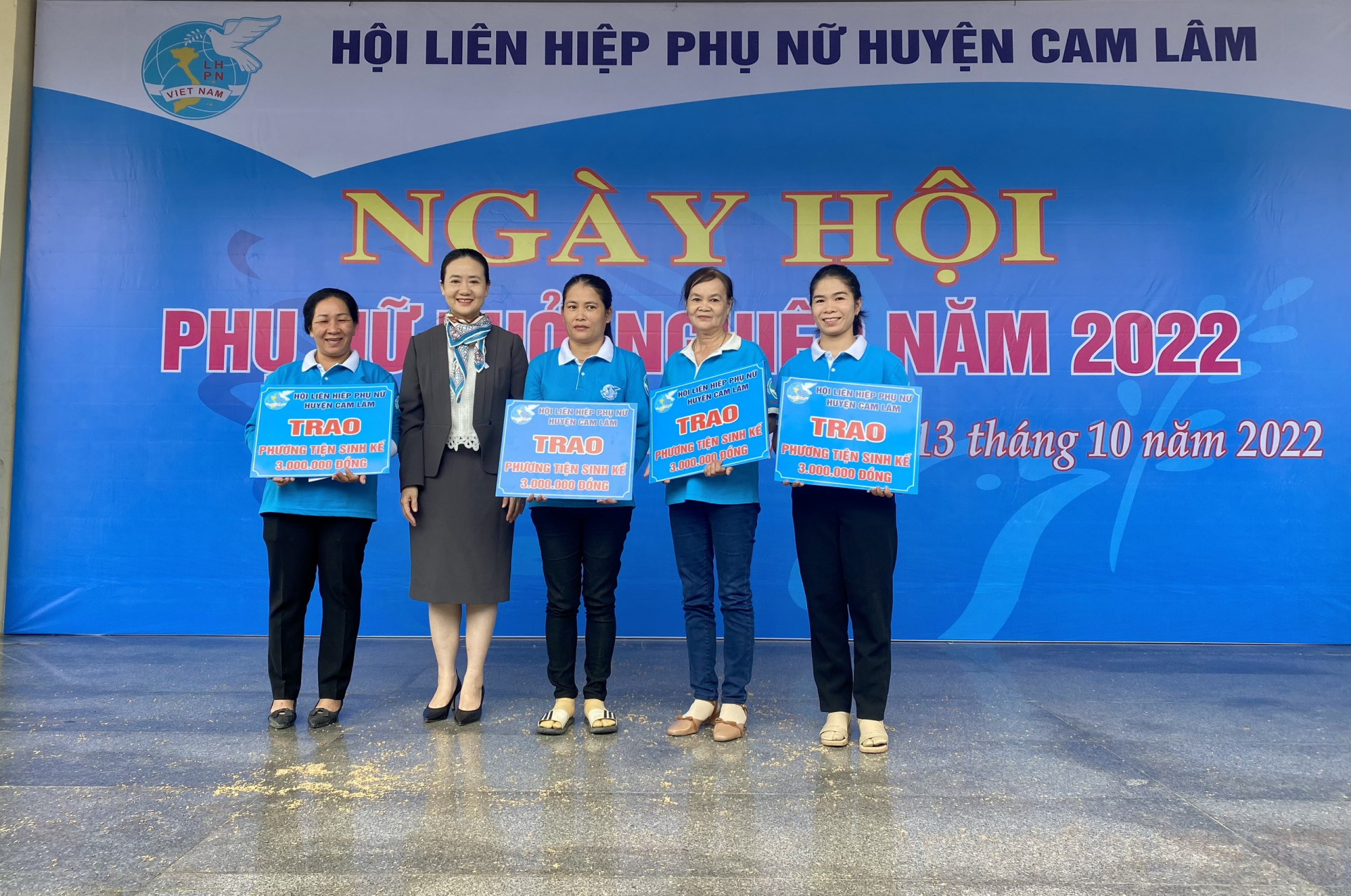 Bà Nguyễn Quỳnh Nga (thứ 2 từ trái sang) - Chủ tịch Hội LHPN tỉnh Khánh Hoà trao sinh kế cho các hội viên, phụ nữ khó khăn.