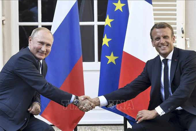 Tổng thống Pháp Emmanuel Macron (phải) và Tổng thống Nga Vladimir Putin trong cuộc gặp tại Bormes-les-Mimosas ngày 19/8/2019. Ảnh tư liệu: AFP/TTXVN