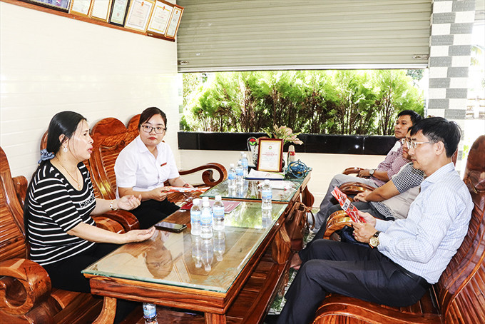 Staff of the State Bank - Khanh Hoa Branch surveying the capital needs at Thuan fish cake establishment (Van Ninh district).