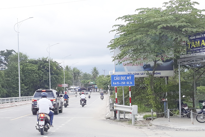 Cây xanh che khuất pa nô tuyên truyền