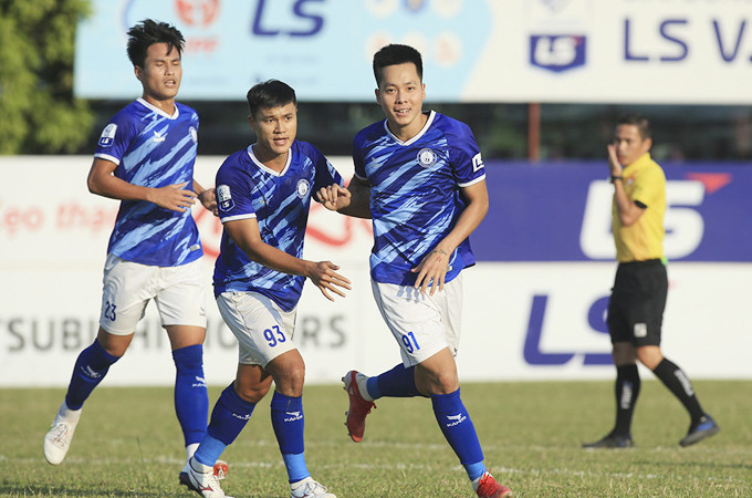 Các cầu thủ Khánh Hòa FC ăn mừng bàn thắng trong trận đấu với Phù Đổng. Nguồn: VPF.