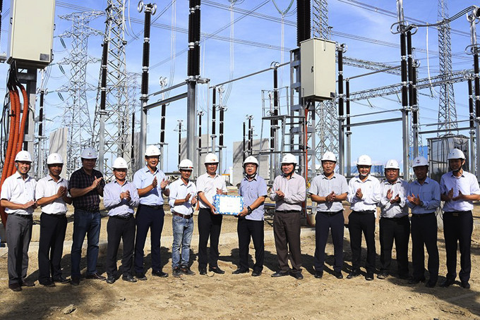 The delegation visiting and gaving gifts to construction unit of the 500kV substation project and connection.